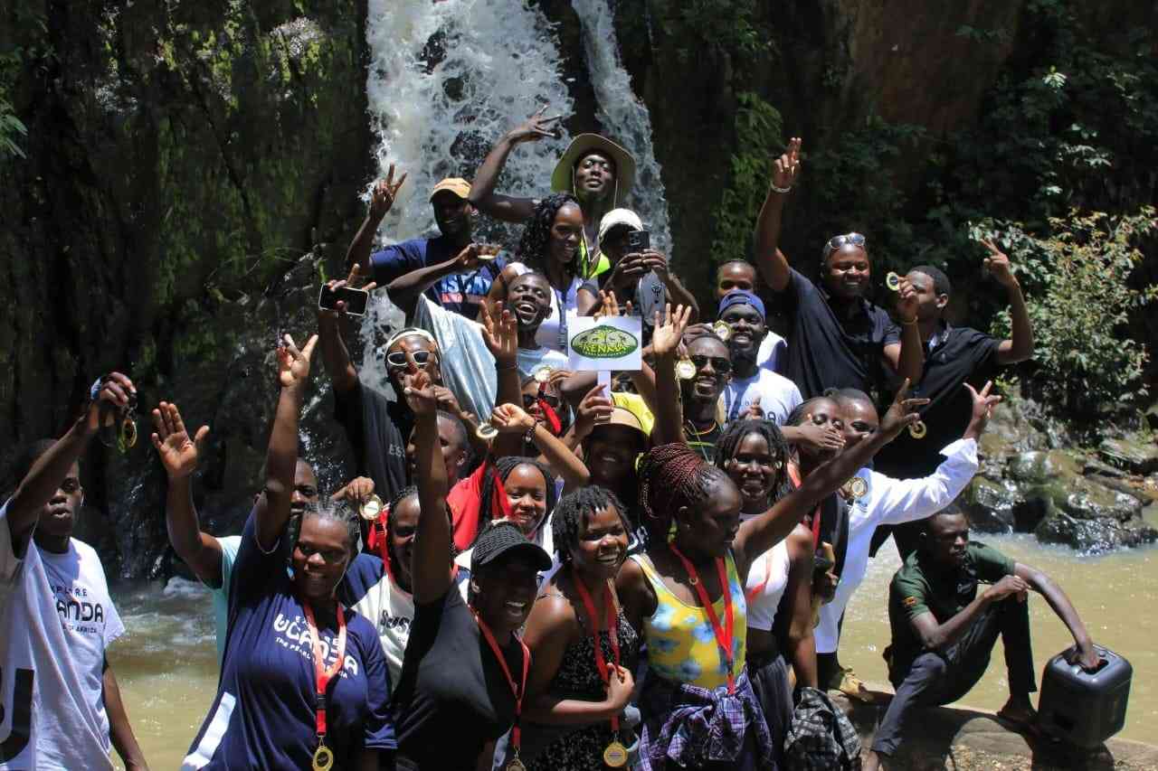 people smillling in a group photo